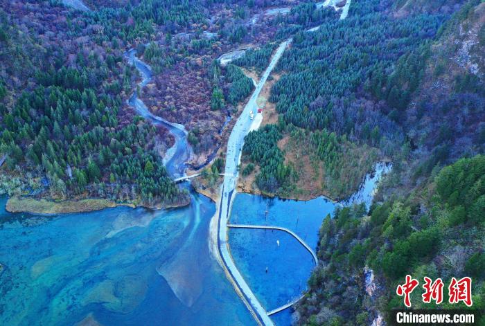 畢棚溝景區(qū)風光?！“苍?攝