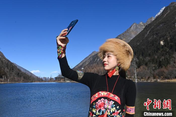 游人在畢棚溝景區(qū)拍照留念。　安源 攝