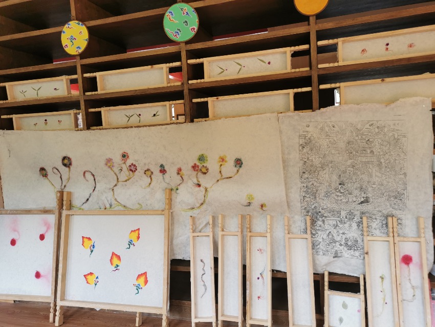 充巴傳統(tǒng)藏紙。德格縣融媒體中心供圖