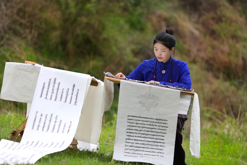 藏文書(shū)法。德格縣融媒體中心供圖