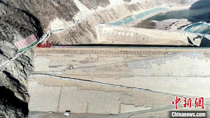 航拍巴塘水電站大壩。　中國(guó)安能第三工程局供圖