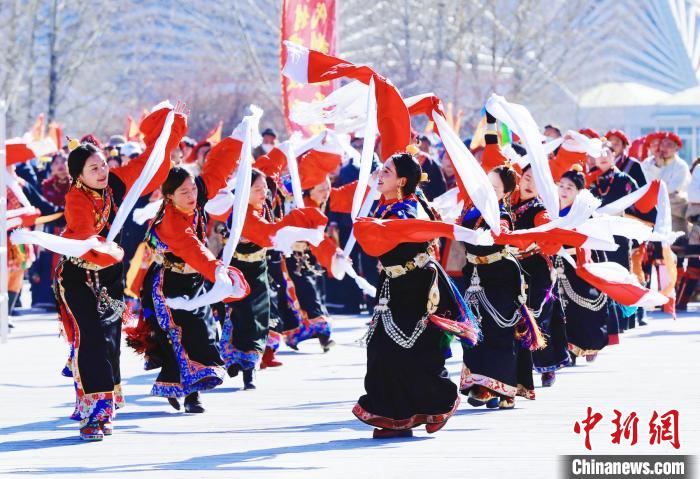 圖為玉樹群眾在廣場內(nèi)載歌載舞?！●R銘言 攝