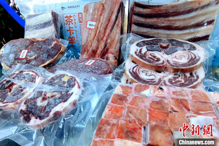 圖為前來參展的柴達(dá)木肉類。　李雋 攝
