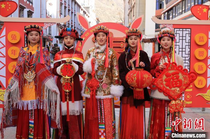 丹巴美女送祝福，迎新年。　李永安 攝