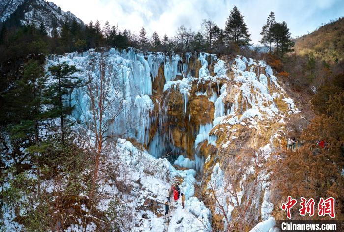 晶瑩剔透的冰瀑仿佛是大自然用冰藍(lán)色繪制出的壯觀畫卷?！『?攝