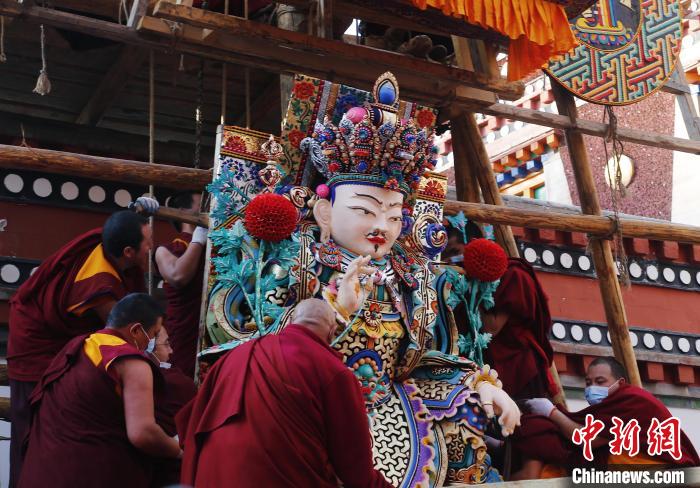 圖為塔爾寺僧人為酥油花搭架子?！●R銘言 攝