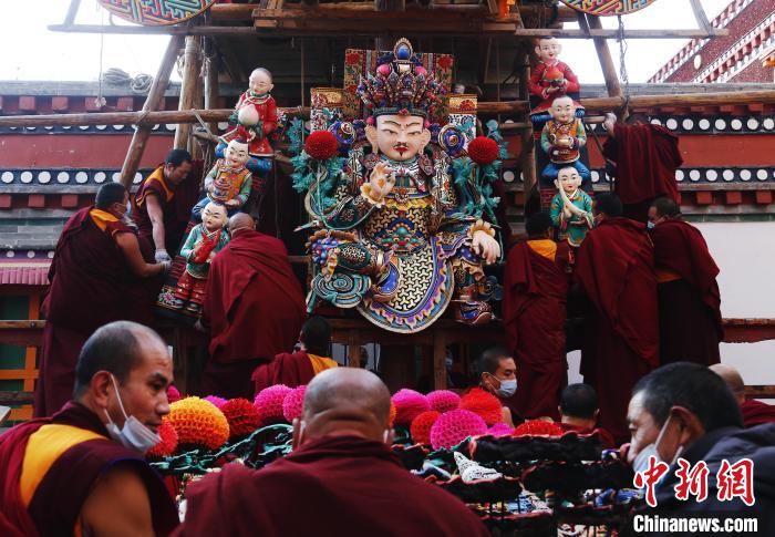 圖為塔爾寺僧人為酥油花搭架子?！●R銘言 攝