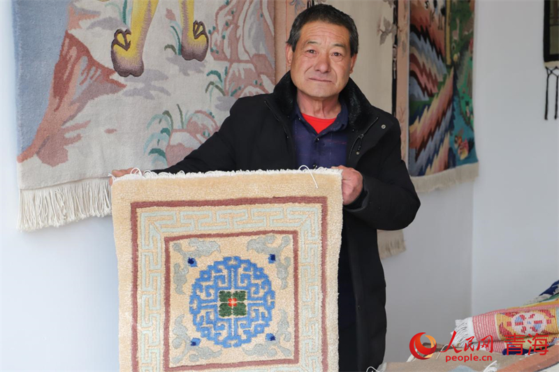 楊永良展示作品。人民網(wǎng) 況玉攝