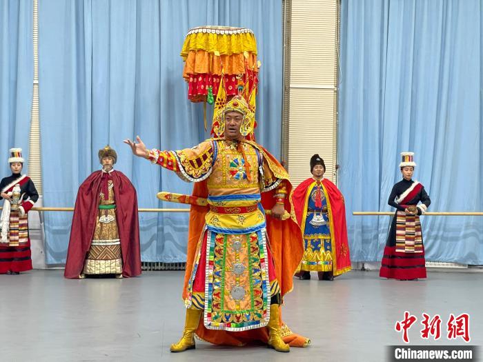 圖為格薩爾劇展演。　巷欠才讓 供圖