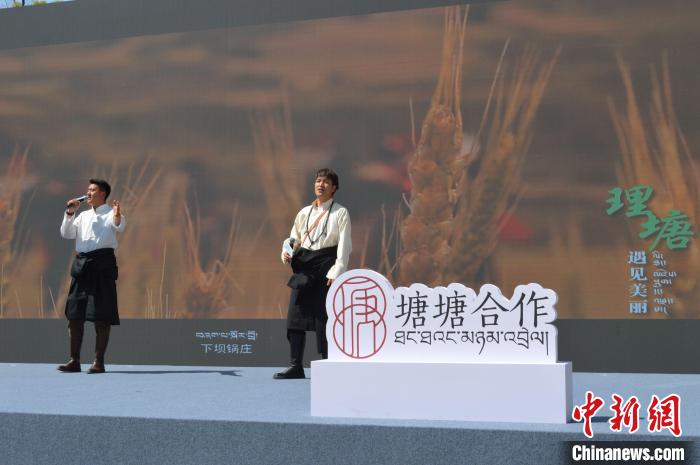 “康巴漢子”現(xiàn)場(chǎng)獻(xiàn)唱?！≈炝杞?攝