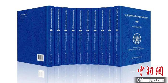 圖為青海果洛州藏醫(yī)專家桑德才讓擔(dān)任主編的《藏醫(yī)傳染性疾病文獻(xiàn)集成》?！∈茉L者 供圖