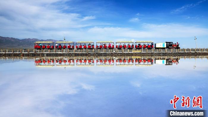 圖為茶卡鹽湖上的小火車。(資料圖) 王生榮 攝