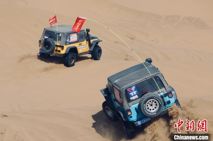 圖為高原沙漠機(jī)車越野挑戰(zhàn)賽現(xiàn)場?！≠F南縣委宣傳部供圖