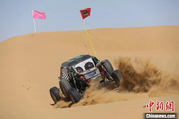 圖為高原沙漠機(jī)車越野挑戰(zhàn)賽現(xiàn)場?！≠F南縣委宣傳部供圖