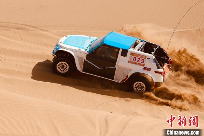 圖為高原沙漠機(jī)車越野挑戰(zhàn)賽現(xiàn)場?！≠F南縣委宣傳部供圖