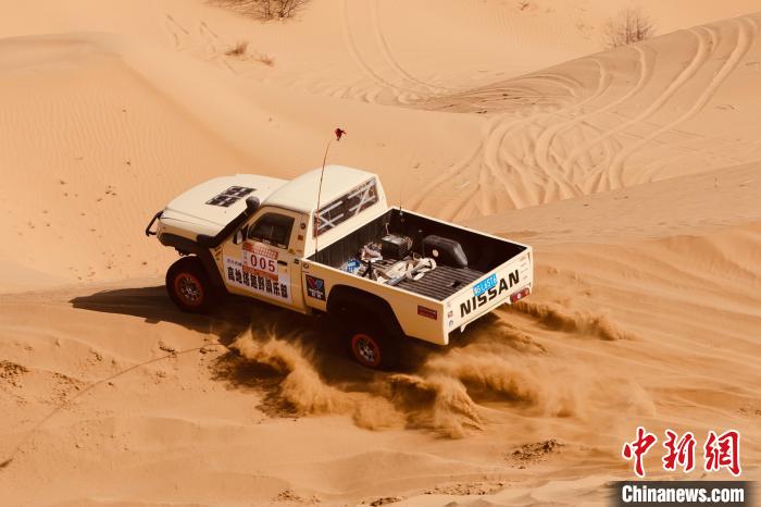圖為高原沙漠機(jī)車越野挑戰(zhàn)賽現(xiàn)場?！≠F南縣委宣傳部供圖