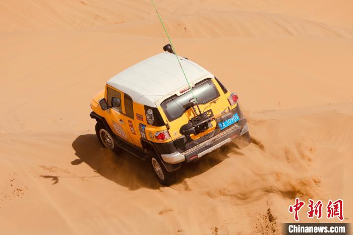 圖為高原沙漠機(jī)車越野挑戰(zhàn)賽現(xiàn)場?！≠F南縣委宣傳部供圖