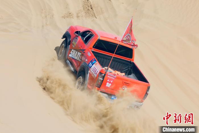 圖為高原沙漠機(jī)車越野挑戰(zhàn)賽現(xiàn)場?！≠F南縣委宣傳部供圖