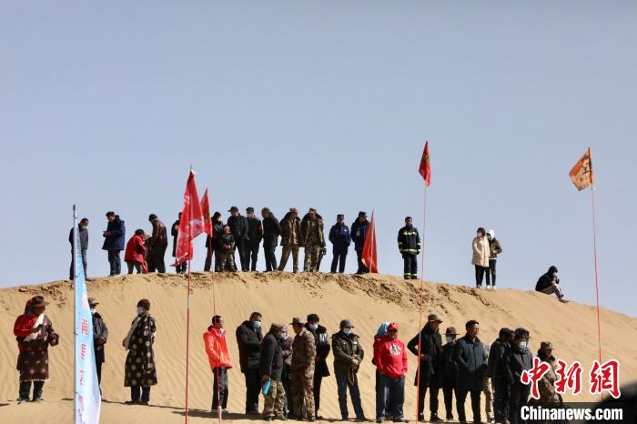 圖為來自各地的觀眾觀看比賽?！≠F南縣委宣傳部供圖