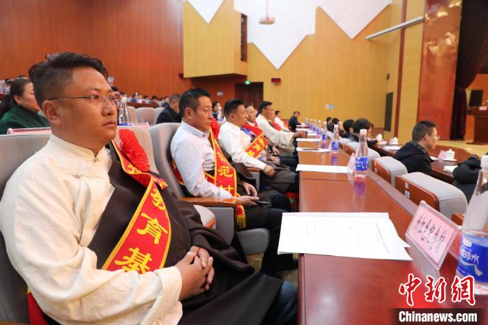 圖為玉樹州民族團(tuán)結(jié)進(jìn)步創(chuàng)建工作推進(jìn)會(huì)現(xiàn)場(chǎng)?！『F龍 攝