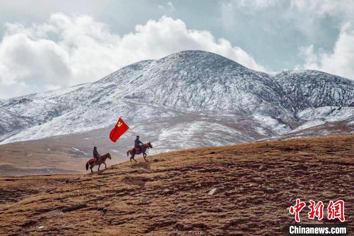 圖為青海省治多縣索加鄉(xiāng)干部群眾。(資料圖) 治多縣委宣傳部 供圖