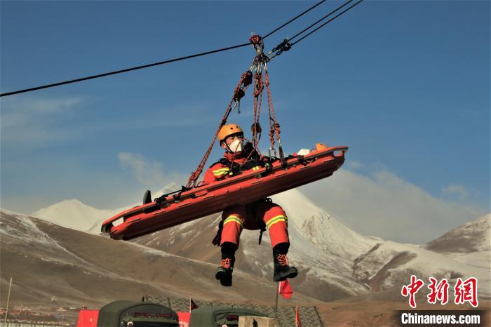 圖為地震實戰(zhàn)拉動現(xiàn)場，參演人員正在進行懸崖救助項目。　玉樹消防供圖