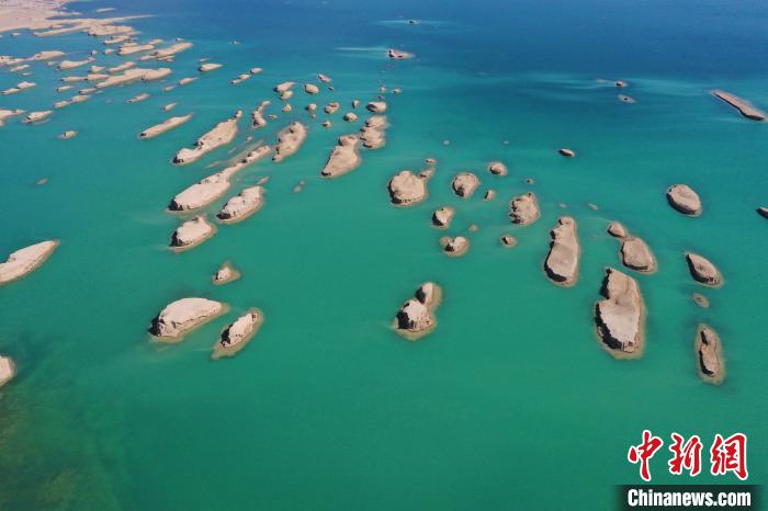 航拍青海大柴旦烏素特水上雅丹奇特景觀。　馬銘言 攝