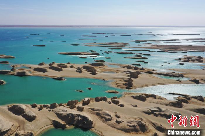 航拍青海大柴旦烏素特水上雅丹奇特景觀?！●R銘言 攝
