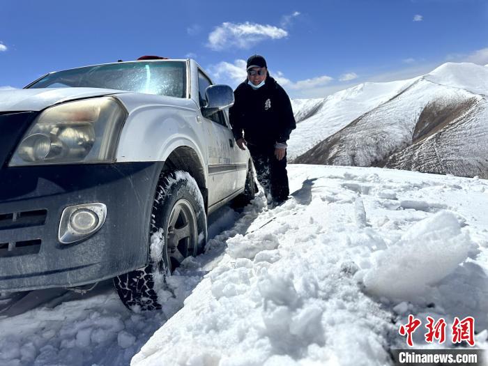 圖為生態(tài)管護(hù)人員準(zhǔn)備在雪地推車?！《“瓦_(dá)杰 攝