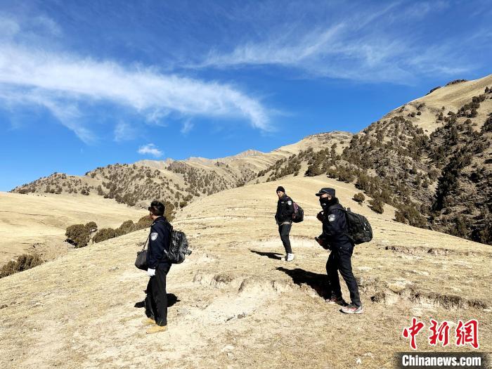 圖為生態(tài)管護(hù)人員開展巡護(hù)?！《“瓦_(dá)杰 攝