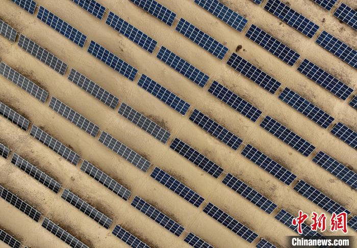 圖為航拍青海省海南藏族自治州共和縣塔拉灘光伏產(chǎn)業(yè)園?！∑钤鲚?攝