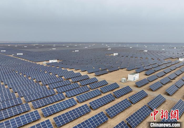 圖為航拍青海省海南藏族自治州共和縣塔拉灘光伏產(chǎn)業(yè)園?！∑钤鲚?攝