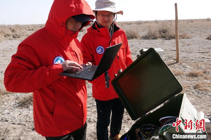 格爾木草地站，青藏科考隊員采集觀測數(shù)據(jù)?！?lt;a target='_blank' href='/'><p  align=