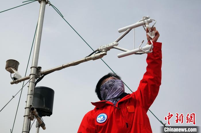 格爾木草地站，青藏科考隊(duì)員維護(hù)科研設(shè)備?！?lt;a target='_blank' href='/'><p  align=