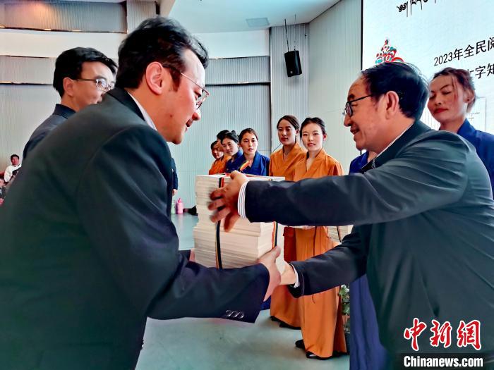 圖為贈(zèng)送叢書?！?zhí)砀?攝