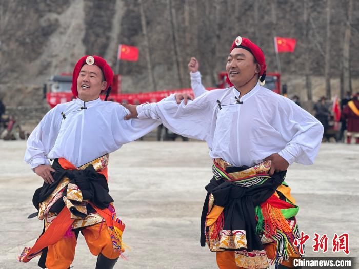 圖為當(dāng)?shù)厝罕娬寡莘沁z類歌舞文化。　李江寧 攝