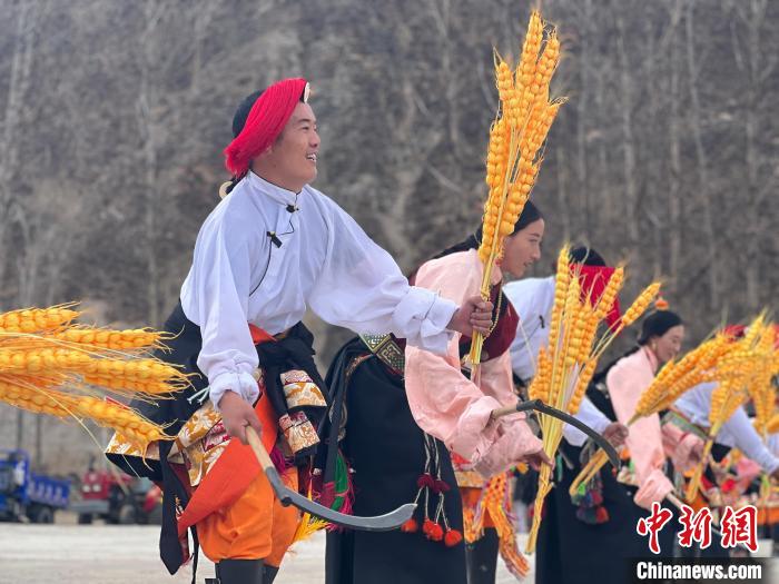圖為當(dāng)?shù)厝罕娬寡莘沁z類歌舞文化。　李江寧 攝