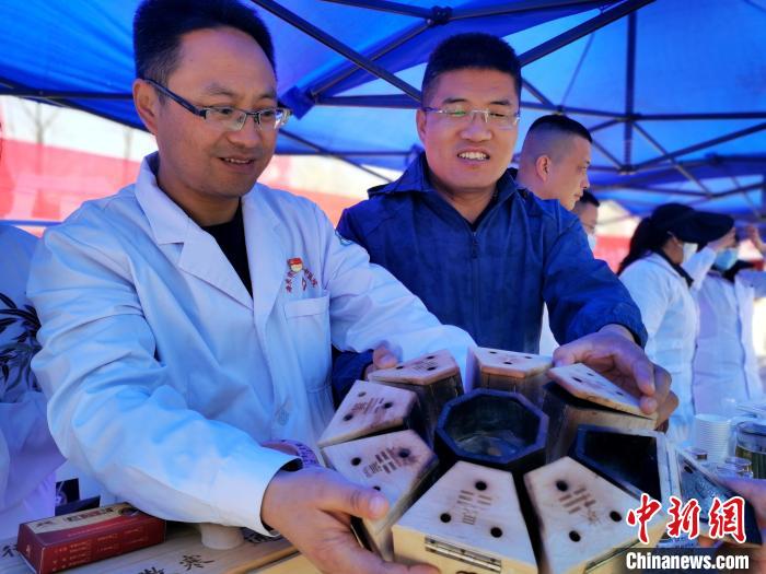 圖為青海省海東市樂都區(qū)中醫(yī)院八卦灸展示?！?zhí)砀?攝