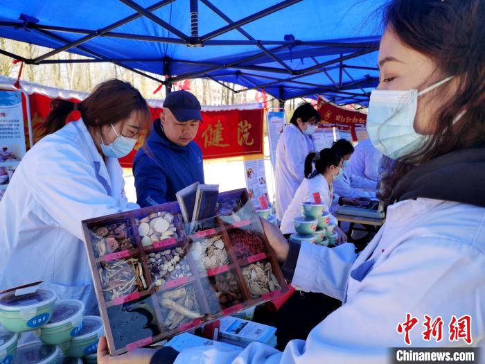 圖為中藥展示?！?zhí)砀?攝