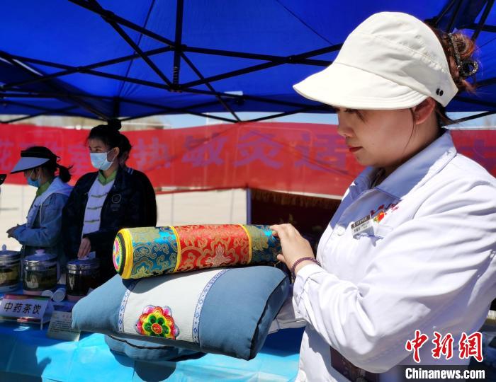 圖為青海省互助縣的中藥枕頭。　張?zhí)砀?攝