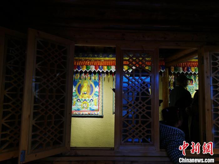 圖為作為展廳的古堡內(nèi)一座土木二層結(jié)構(gòu)“廊房式”建筑?！?zhí)砀?攝