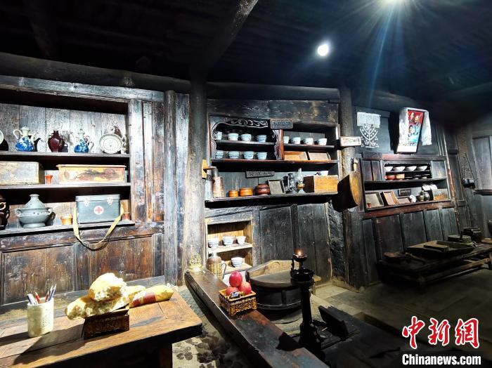 圖為古堡內(nèi)生活場景展示?！?zhí)砀?攝