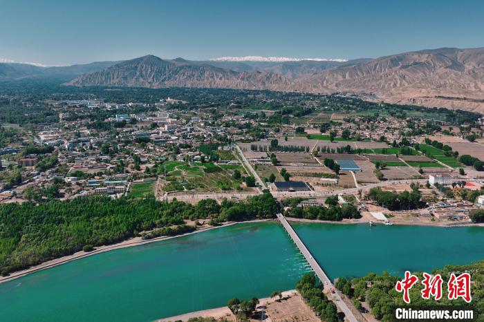 航拍青海貴德黃河岸畔綠意濃濃。　趙凜松 攝