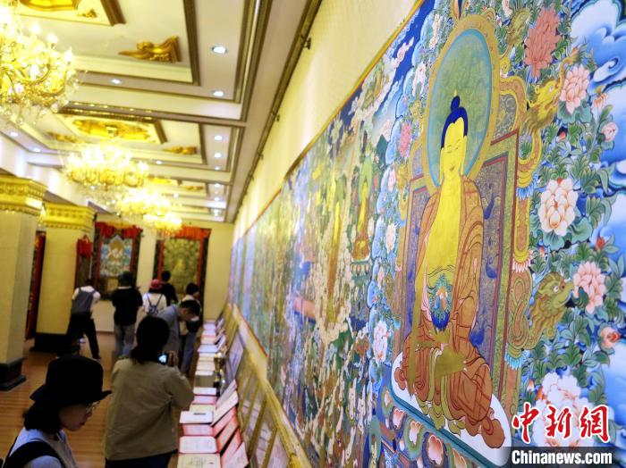 圖為熱貢龍樹畫苑內(nèi)的唐卡?！?zhí)砀?攝