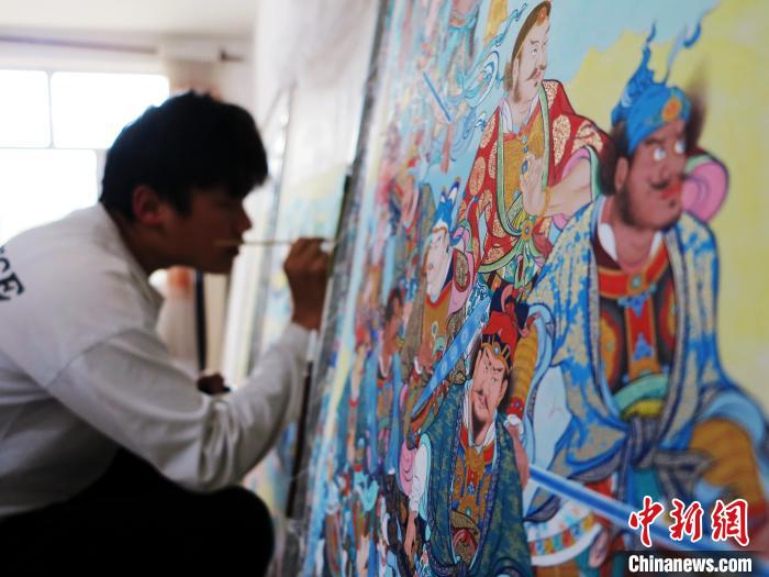 圖為熱貢龍樹畫苑內(nèi)的學(xué)徒繪畫唐卡?！?zhí)砀?攝