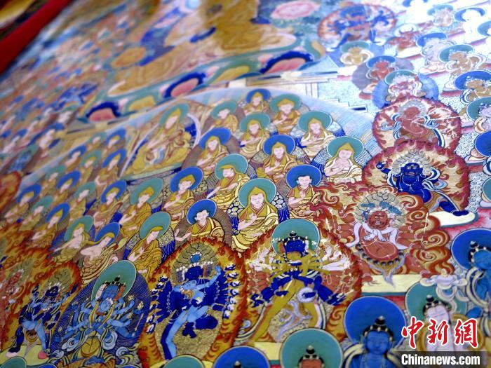 圖為熱貢龍樹畫苑內(nèi)展覽的唐卡局部。　張?zhí)砀?攝