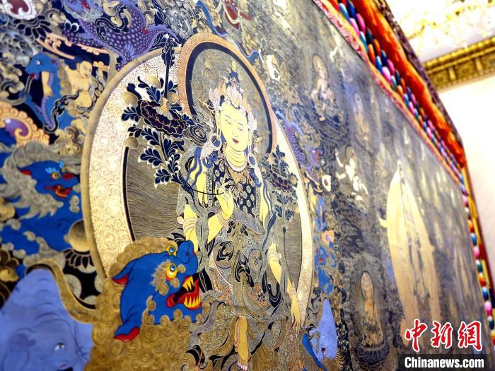 圖為熱貢龍樹畫苑內(nèi)的唐卡?！?zhí)砀?攝