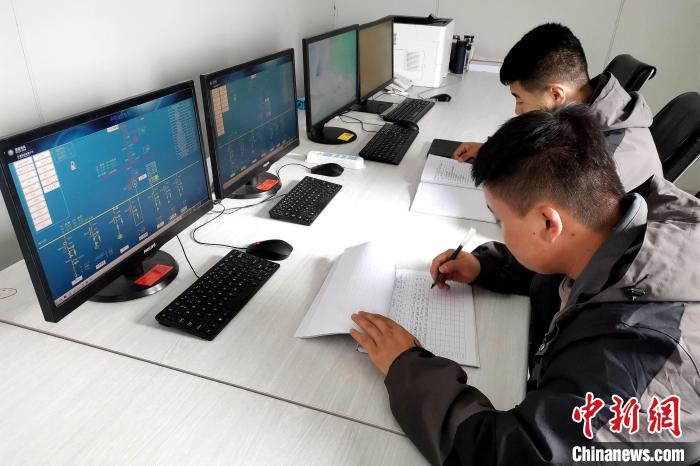 圖為光伏發(fā)電項目升壓站監(jiān)控室。　李雋 攝