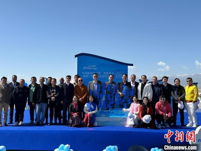 圖為國(guó)內(nèi)眾多詩(shī)人在茶卡鹽湖景區(qū)合影?！⒀?攝