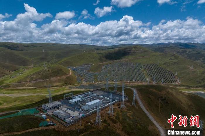 航拍建成投運(yùn)的柯拉一期光伏電站升壓站?！⒅铱?攝